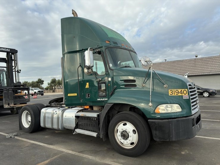 2012-mack-pinnacle-truck-tractor-image-2