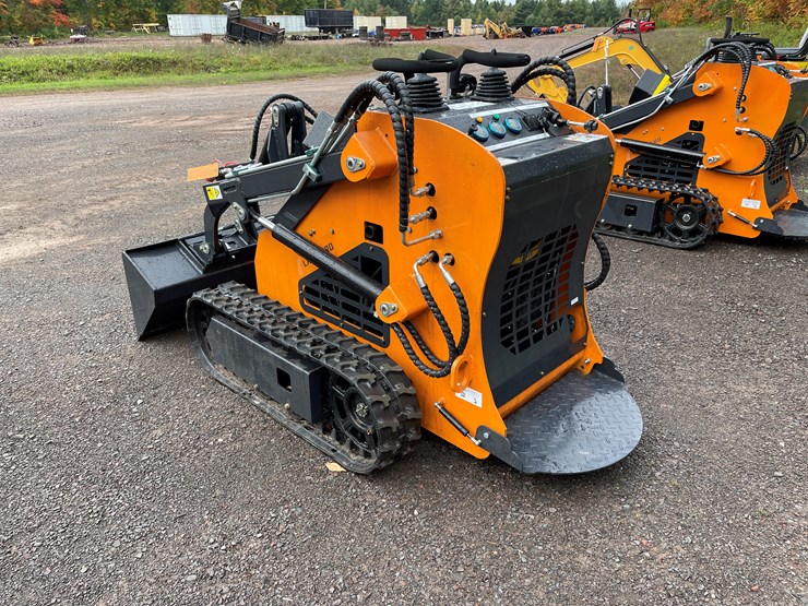 #8157-•-land-hero-mini-skid-steer-loader-image-7