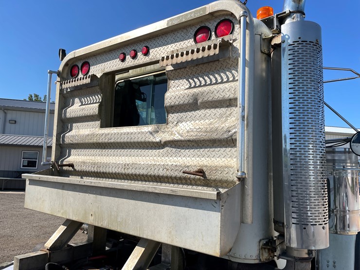 1999-freightliner-108sd-image-21