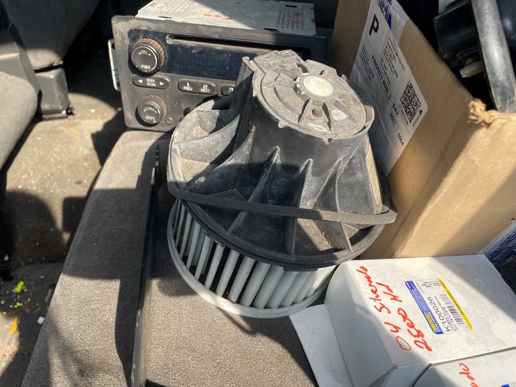 #1007-•-2004-chevy-2500-hd-(has-wi-title)-image-49