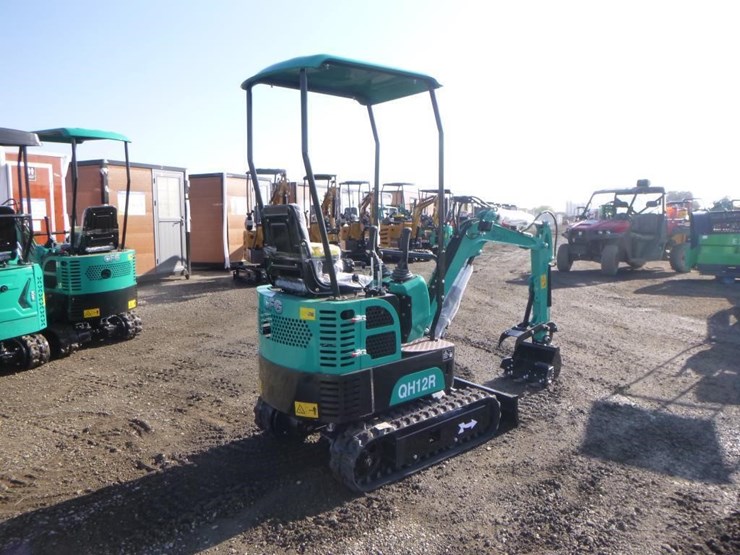 2025-agt-qh12r-hydraulic-excavator-image-3