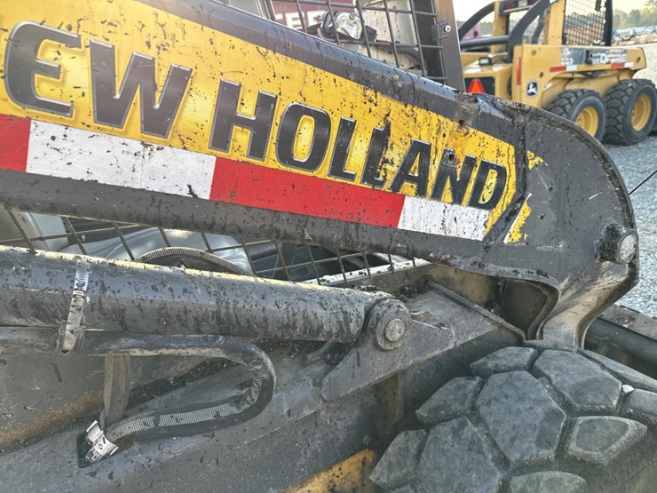 2020-new-holland-l228-image-24