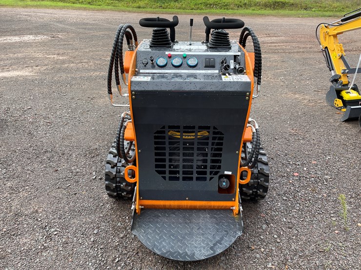 #8158-•-land-hero-mini-skid-steer-loader-image-6