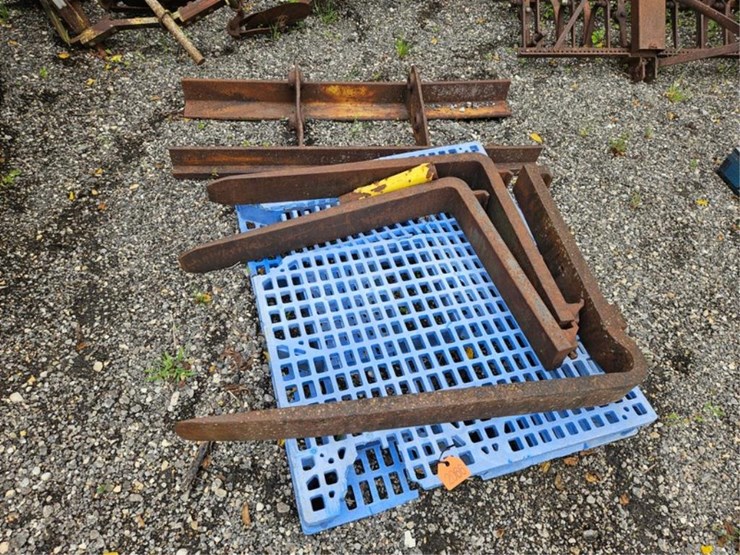 #2066-•-pallet-forks-image-1