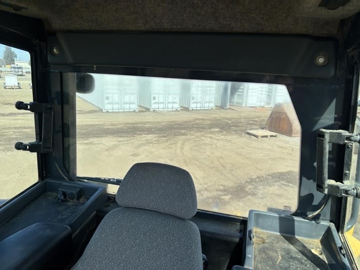 2017-deere-750k-image-45