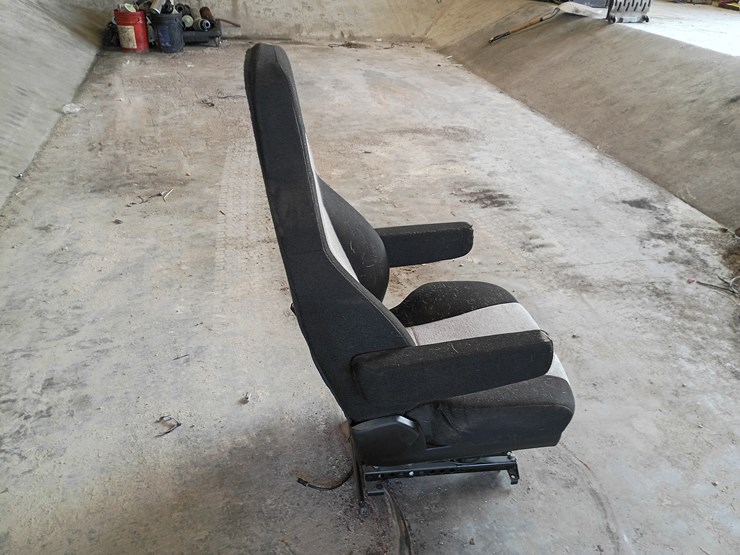 #205-•-air-ride-seat-image-4