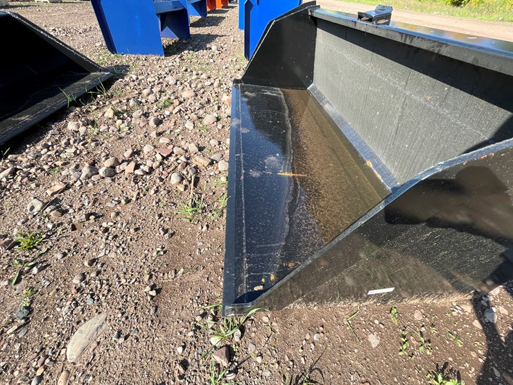 #8233-•-new-kc-84"-skid-steer-snow-or-litter-bucket-image-7