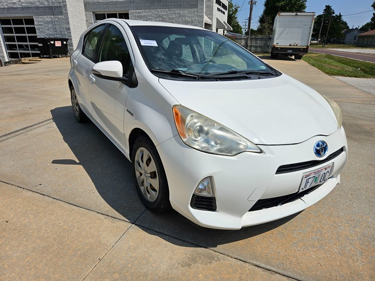 #16993-•-2012-toyota-prius-c-passenger-car-image-17