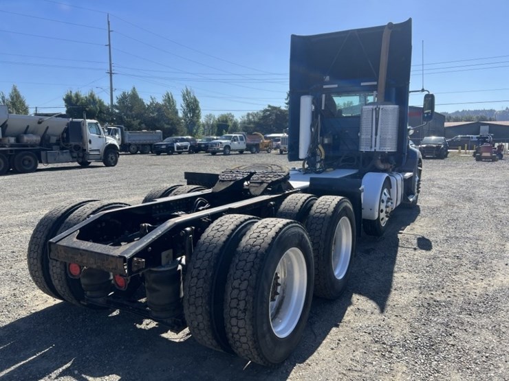 2013-mack-cxu-tri-axle-truck-tractor-image-4