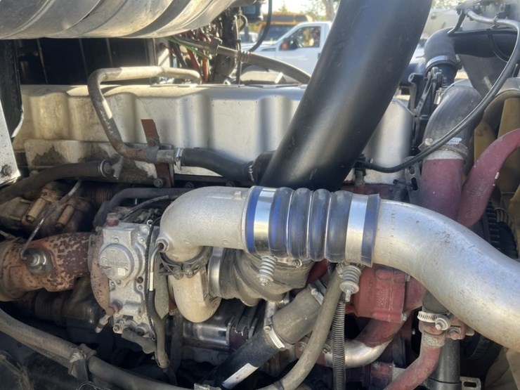 2013-mack-cxu-tri-axle-truck-tractor-image-14