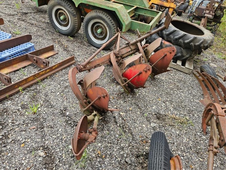 #2067-•-massey-ferguson-3b-3pt-plow-image-3