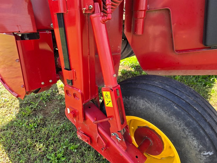 2023-new-holland-210-image-68