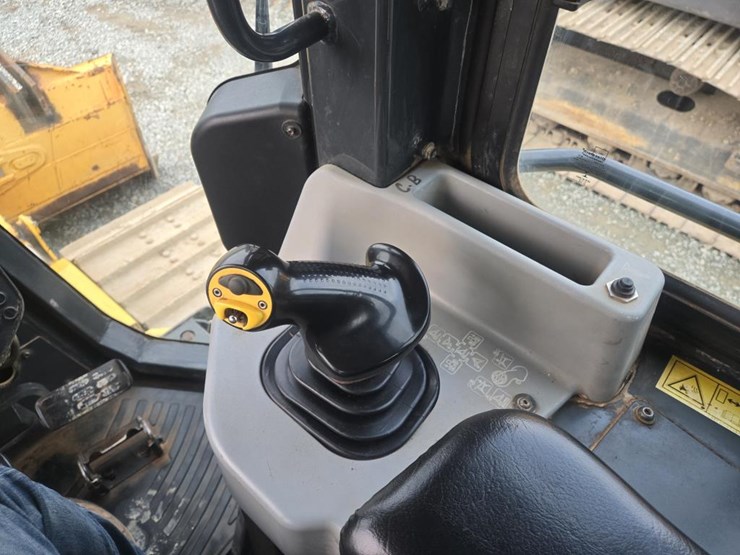 2014-komatsu-d51pxi-image-42
