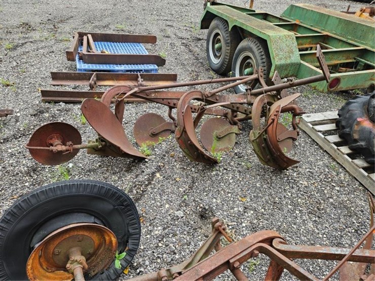 #2067-•-massey-ferguson-3b-3pt-plow-image-5