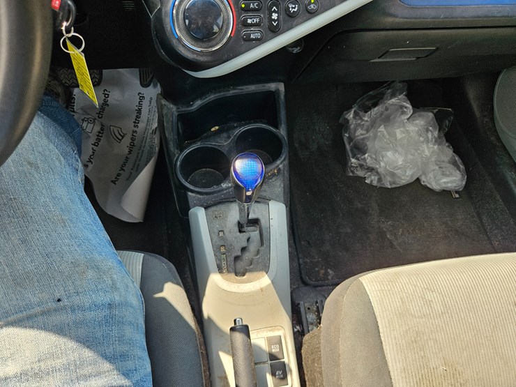 #16993-•-2012-toyota-prius-c-passenger-car-image-32