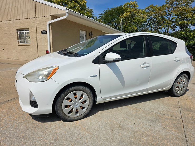 #16993-•-2012-toyota-prius-c-passenger-car-image-4