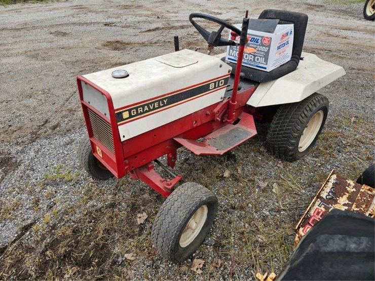#2036-•-gravely-810-garden-tractor-image-1