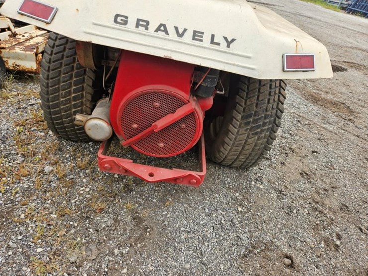 #2036-•-gravely-810-garden-tractor-image-16