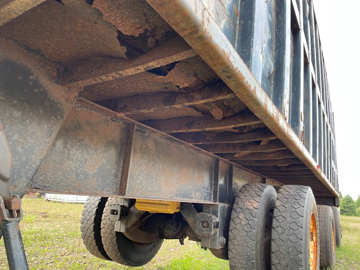 #8104-•-1982-accrt.-40'-3-axle-open-top-gondola-scrap-hauling-trailer-(has-mi-title)-image-11
