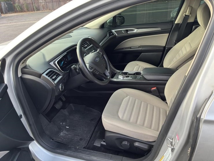 2018-ford-fusion-sedan-image-12