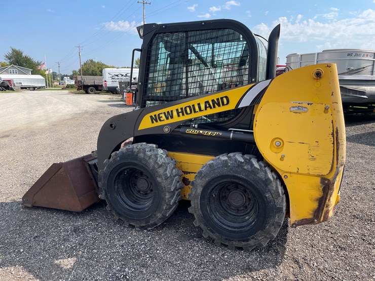 2019-new-holland-l216-image-9
