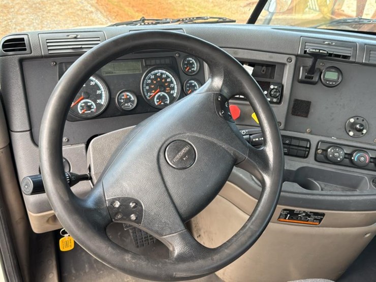 #1959-•-2015-freightliner-day-cab-semi-truck-image-48