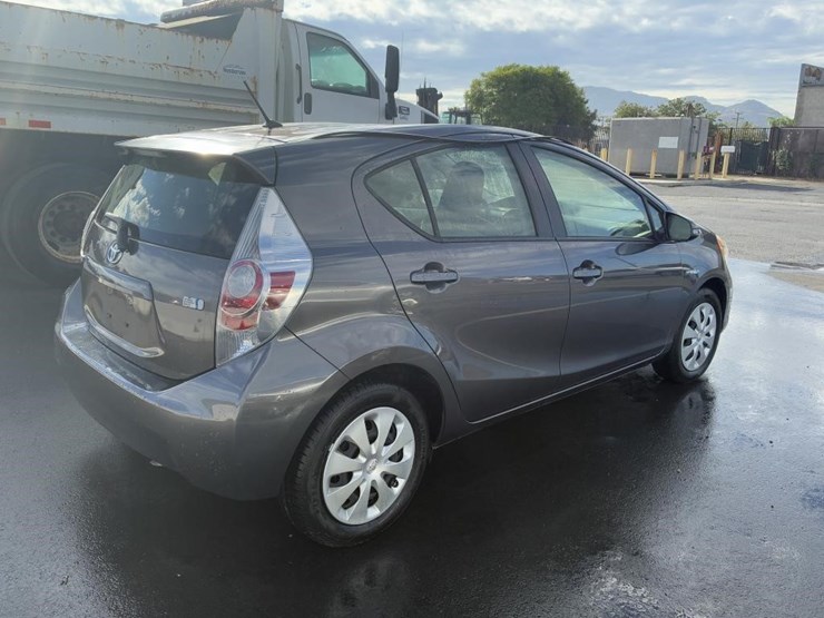 2014-toyota-prius-hatchback-image-3