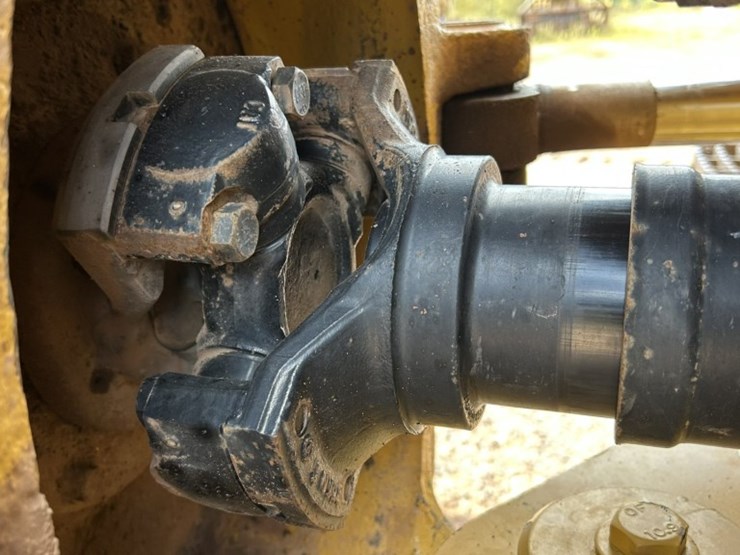 caterpillar-745-image-37
