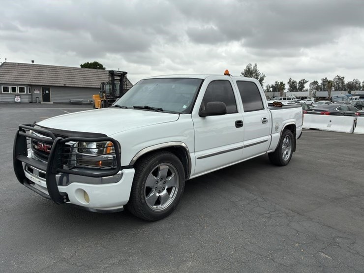 2005-gmc-sierra-crew-cab-pickup-image-1