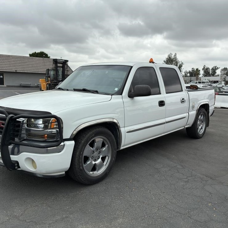 2005 GMC Sierra Crew Cab Pickup