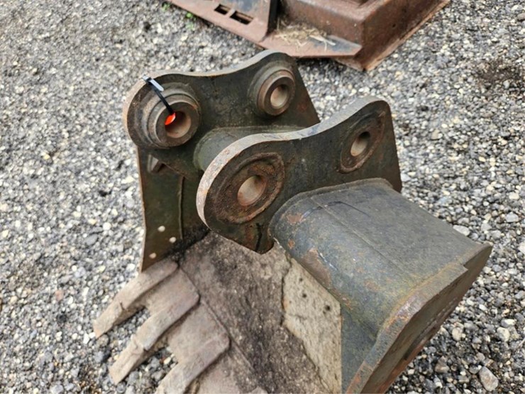 #2038-•-cp-23"-excavator-bucket-image-11