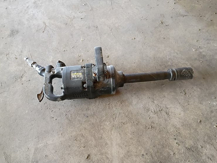 #204-•-central-pneumatic-1"-impact-wrench-image-3