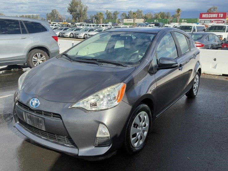 2014-toyota-prius-hatchback-image-1