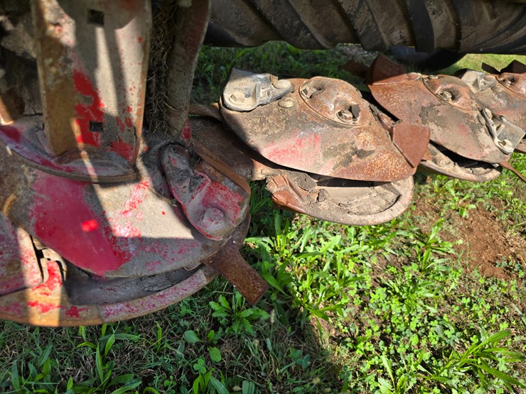 2023-new-holland-210-image-40