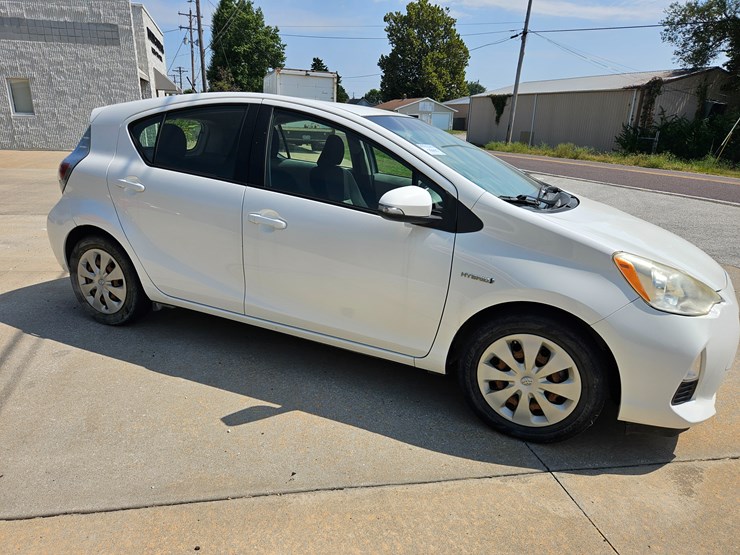 #16993-•-2012-toyota-prius-c-passenger-car-image-15