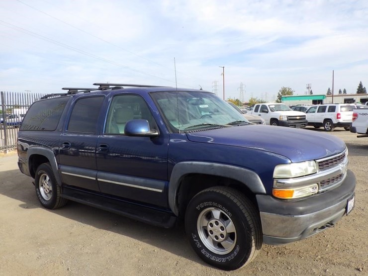 2002-chevrolet-suburban-image-2