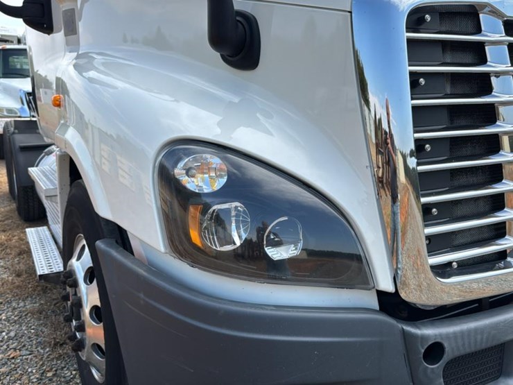 #1959-•-2015-freightliner-day-cab-semi-truck-image-45