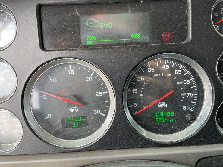 2013-kenworth-t700-image-53