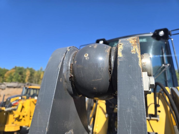 2019-deere-344l-image-24