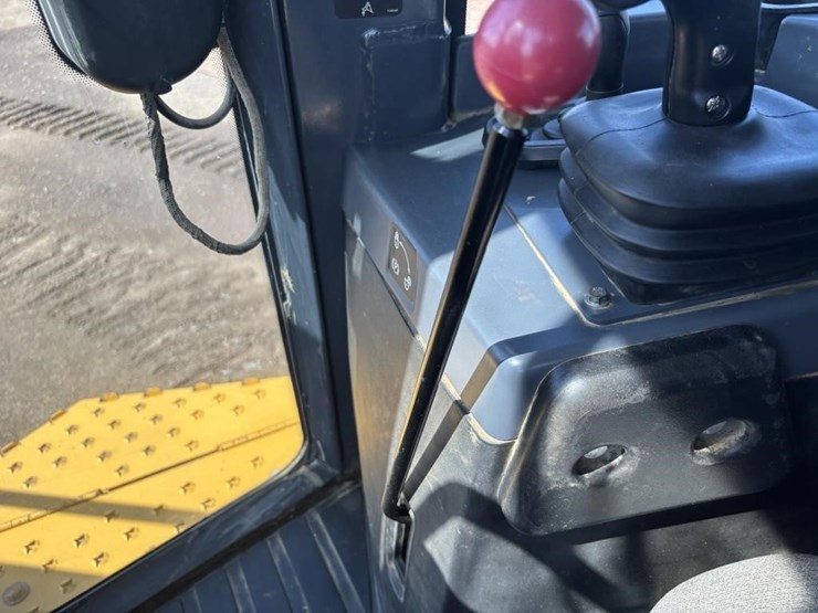 2017-deere-750k-image-43