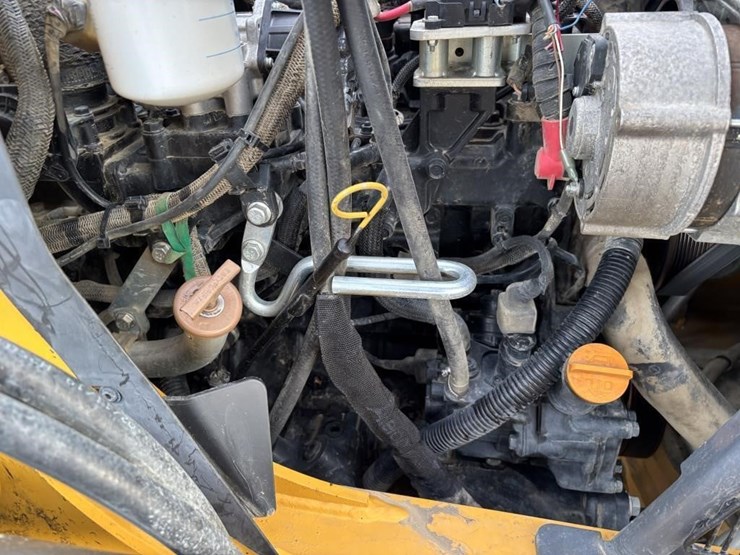 2019-deere-210l-image-44