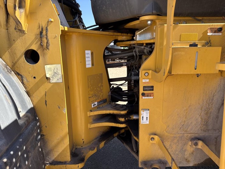 2018-deere-844k-image-33