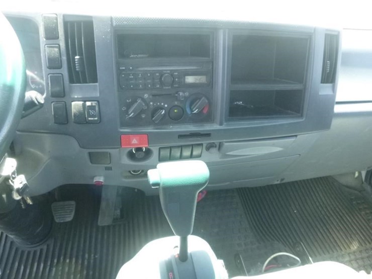 2012-isuzu-npr-image-18