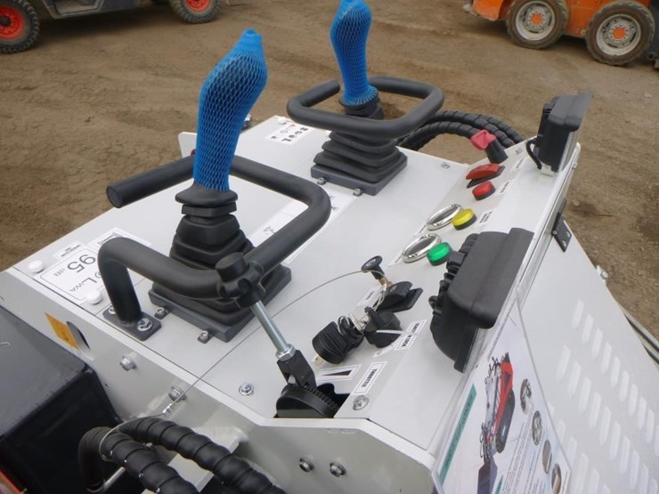 battler-st28h-6-skid-steer-track-loader-image-15