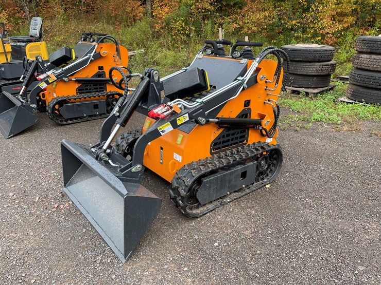 #8157-•-land-hero-mini-skid-steer-loader-image-1
