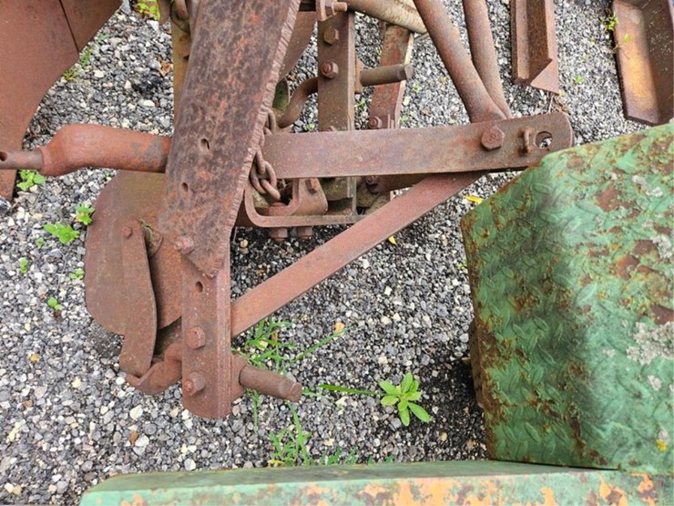 #2067-•-massey-ferguson-3b-3pt-plow-image-11