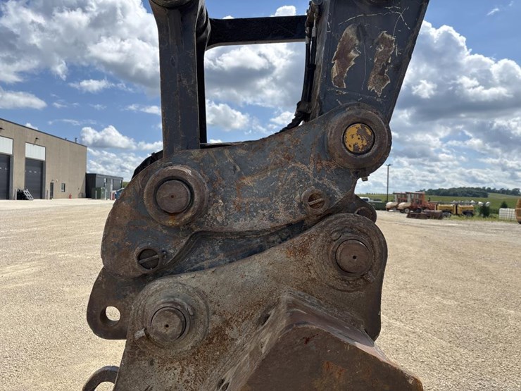 2014-deere-380g-lc-image-54