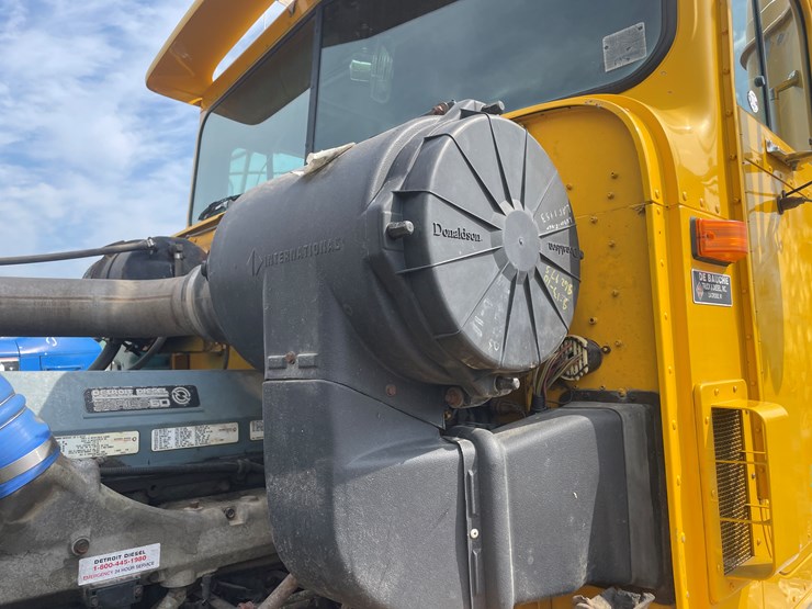 #1003-•-1997-international-semi-tractor-(has-wi-title)-image-86