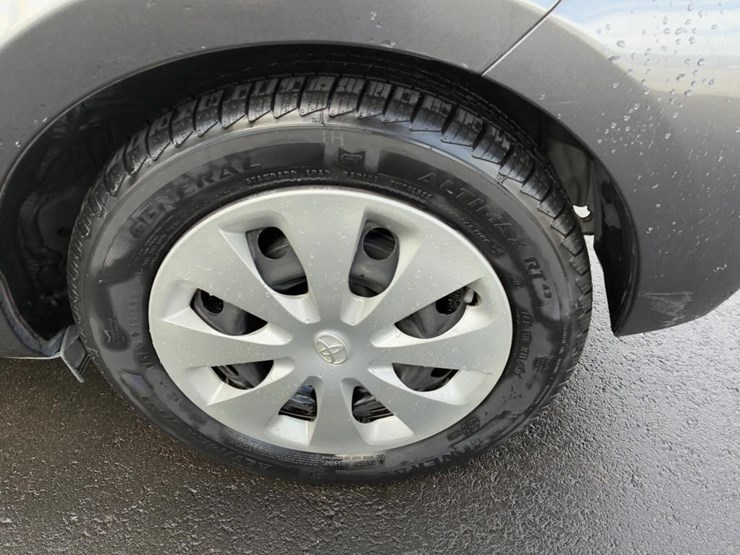2014-toyota-prius-hatchback-image-5