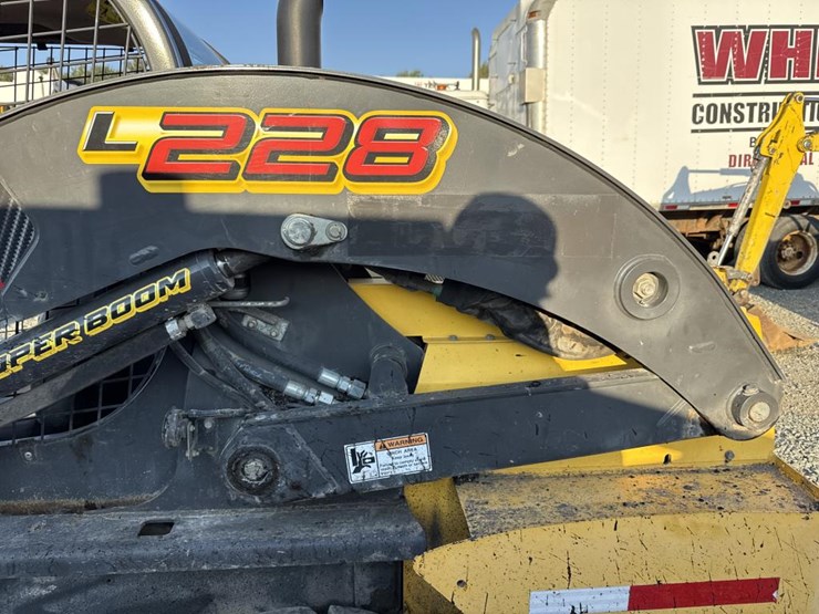 2020-new-holland-l228-image-18